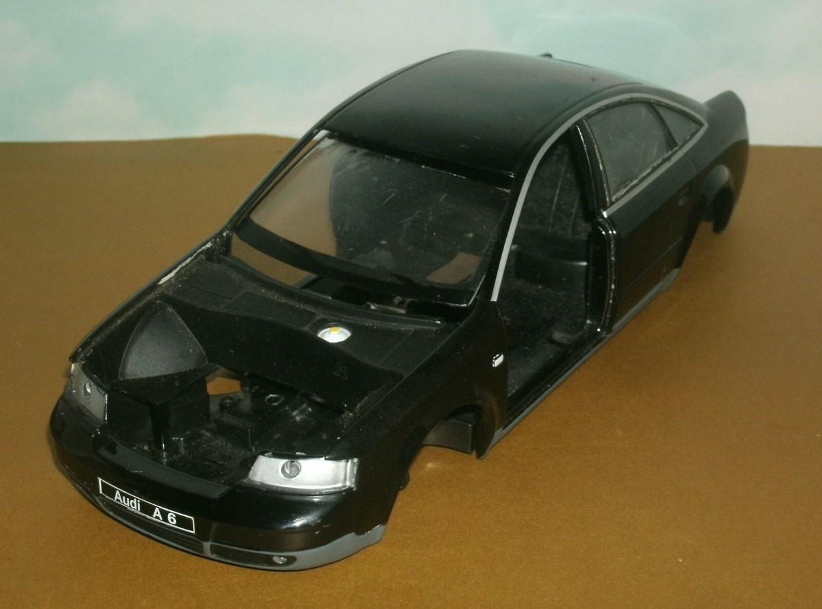 1/18 Scale Damaged 1998 Audi A6 Diecast Garage Diorama Car