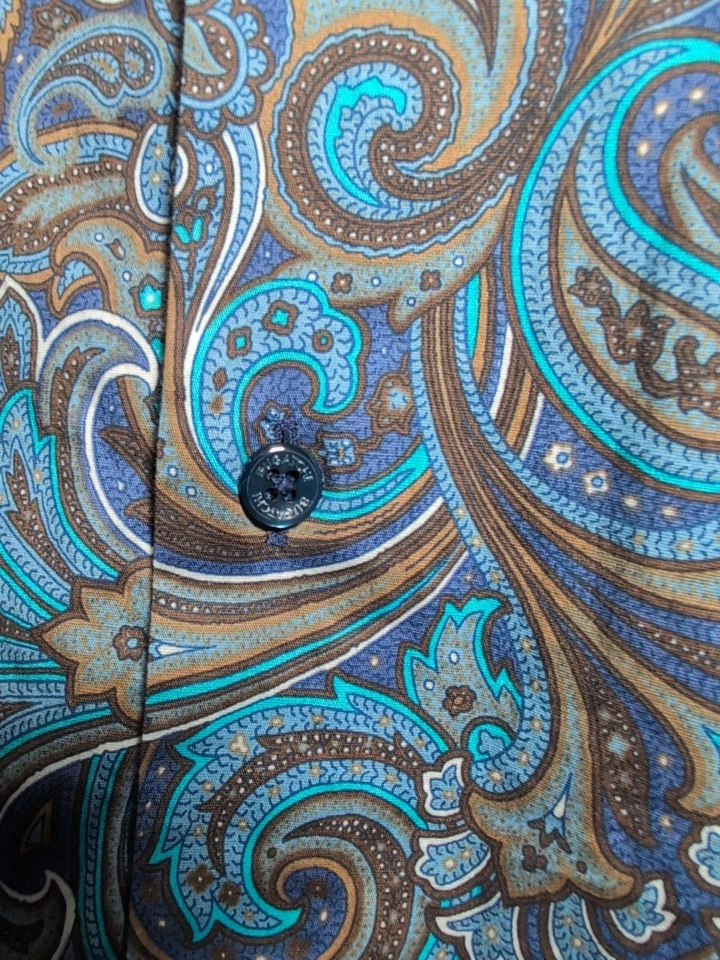 RARA Camisa Masculina Vintage BUGATCHI UOMO Mocha & Blue Paisley - Extra Grande - Ajuste em Forma - Imagem 3 de 4