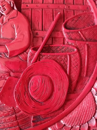 Piatto cinese laccato rosso intagliato con contadina Cina XX secolo - Foto 5 di 10