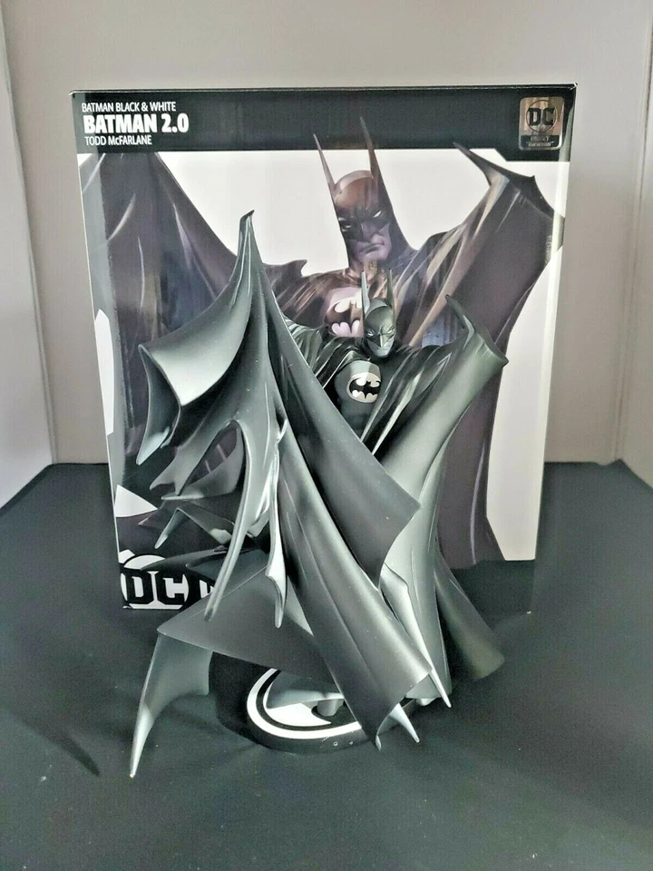 DC Batman TODD McFARLANE Black & White Statue 9" Deluxe #200 Version 2.0 RARE # - Image 4 of 4
