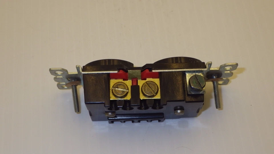 RECEPTÁCULO GENERAL ELECTRIC GL4550 DUPLEX GR TWIST-LOCK 15A 250V 2P, 3W ~NUEVO EN CAJA Foto 4 de 4