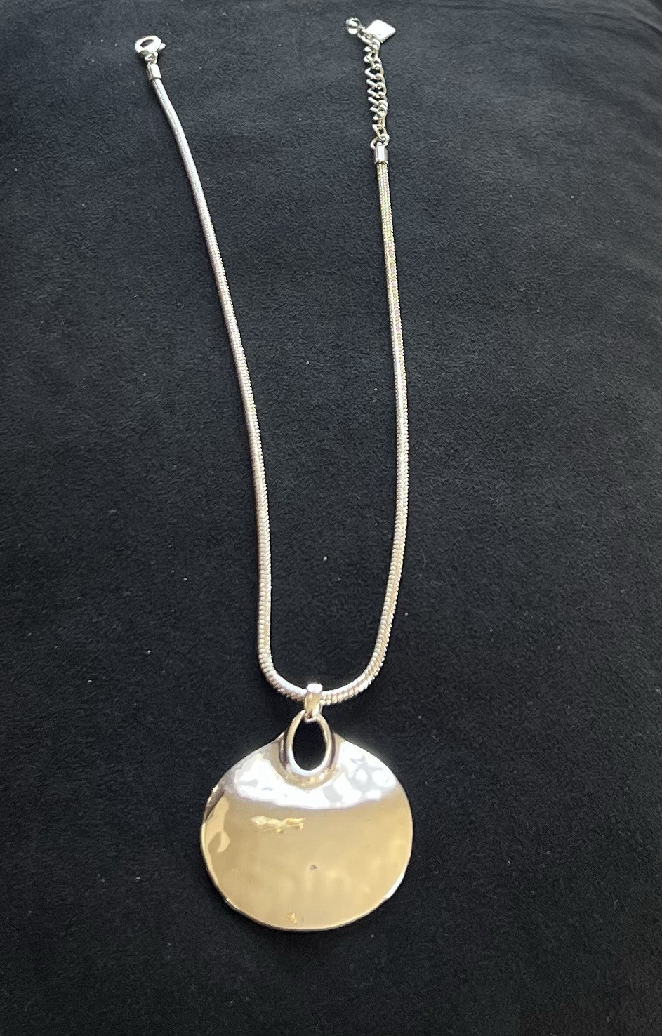 Robert Lee Morris RLM SoHo Hammered Disc Pendant Necklace Silver Tone 20” EUC