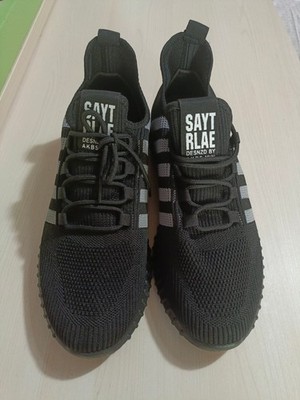 Schwarze Sportschuhe aus atmungsaktivem Stoff (Knit), mit grauen Seitenstreifen