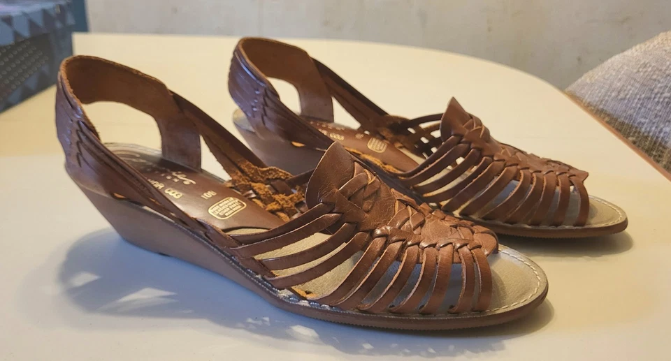 COLECCIÓN CONNIE SANDALIAS Cuero Superior Tostado con Tacón de Cuña de 2" Hechas en Brasil Foto 4 de 4