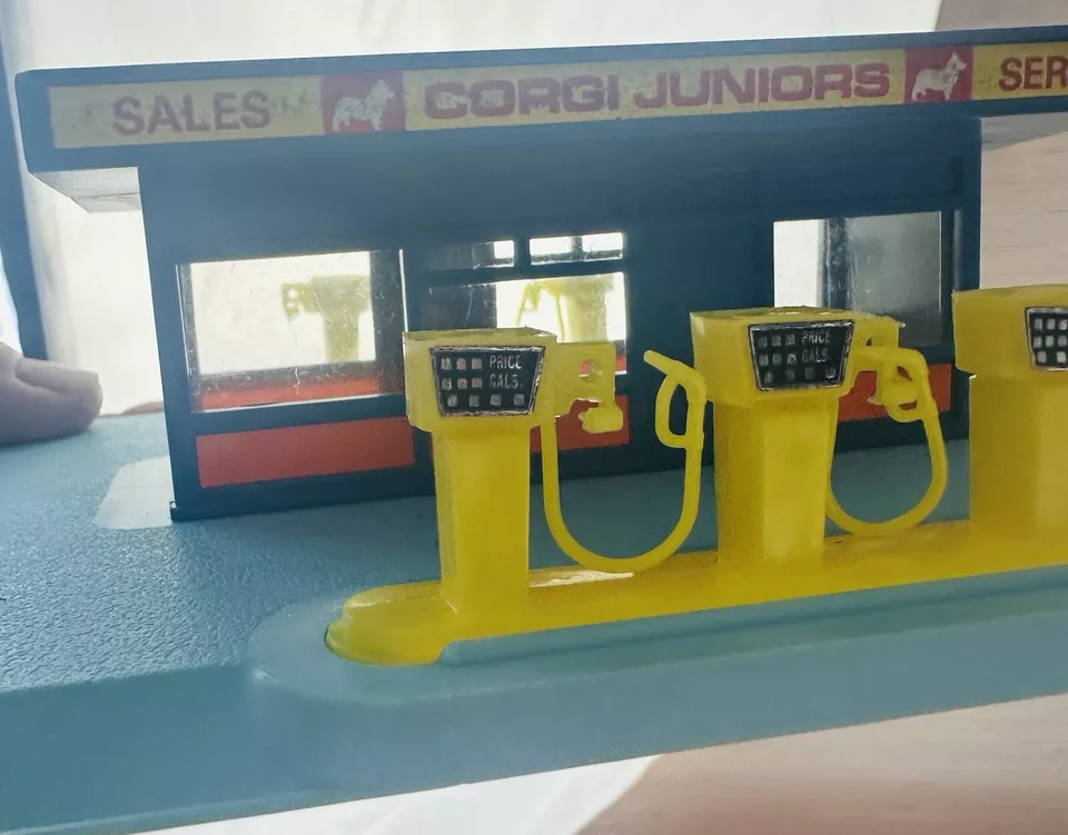 VINTAGE CORGI JUNIORS HUSKY MODELS DIE CAST SALES SERVICE STATION -  UK - Image 2 of 4