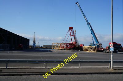 Foto 6x4 Ein Liebherr Raupenkran am Alexandra Dock, Rumpf Marfleet um 2015
