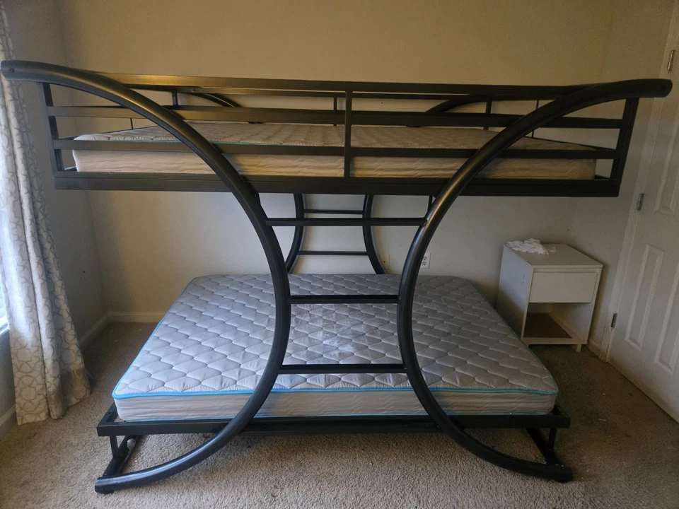 Litera completa de hierro negro. Soporta 250 libras. Dos colchones tamaño completo incluidos. Foto 4 de 4