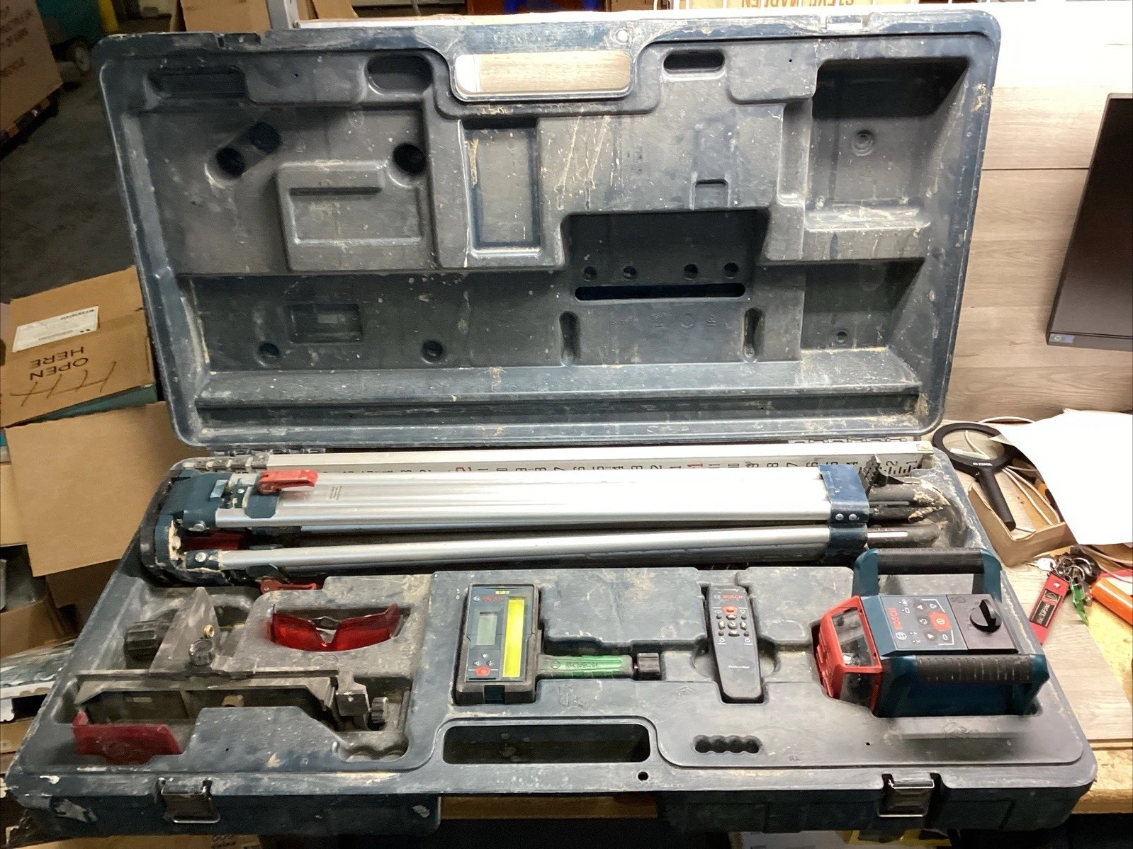Bosch GRL1000-20HVK Rotary Laser Level Kit Tripod Rod Receiver Remote Case 1146