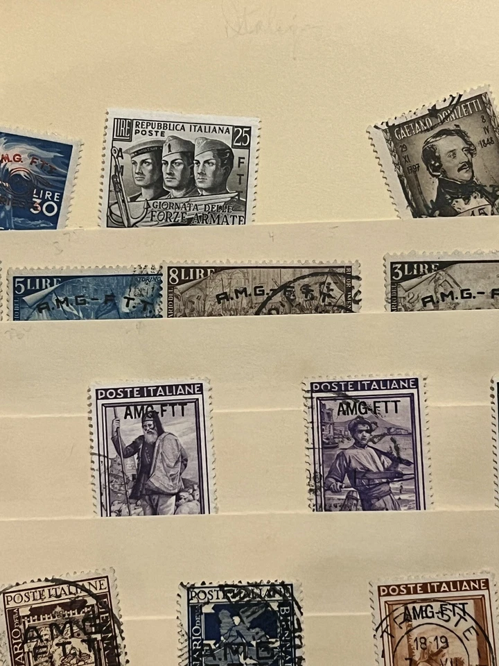 LOTE SOBREIMPRESIÓN AMG-FTT ITALIA DE SELLOS USADOS EN SU MAYORÍA EN UNA PÁGINA DE STOCK Foto 3 de 4