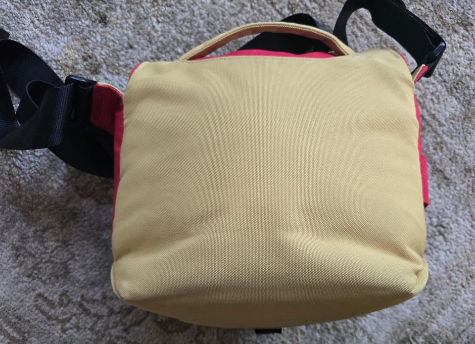 Bolsa para cámara doméstica Crumpler Five Million Dollar amarilla Foto 2 de 4