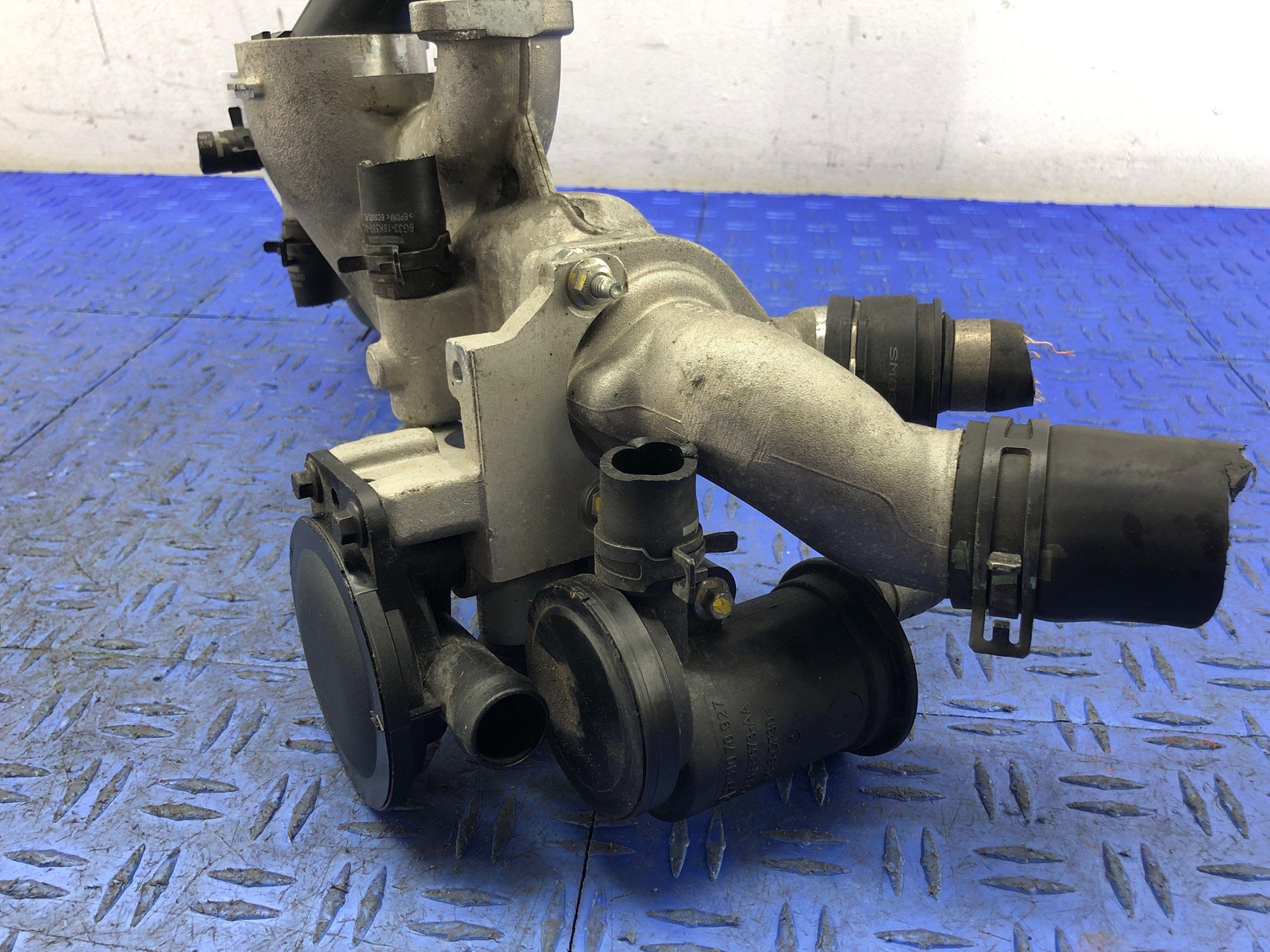 2006-2018 ASTON MARTIN VANTAGE V8 4.3L ENGINE THERMOSTAT HOUSING 6G33-8A520