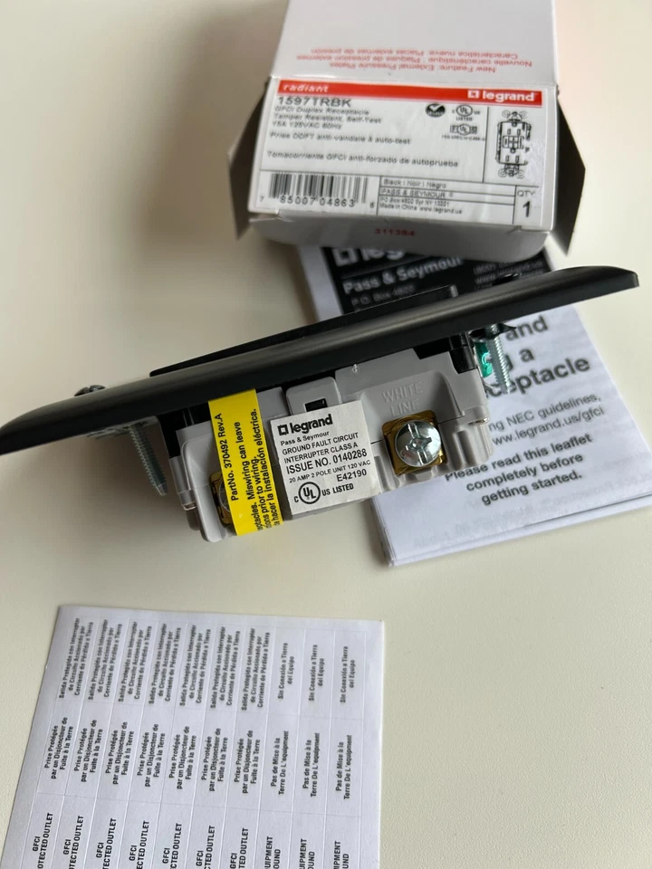 Receptáculo GFCI dúplex autoprueba 15A resistente a manipulaciones radiant® 1597TRBK Foto 4 de 4