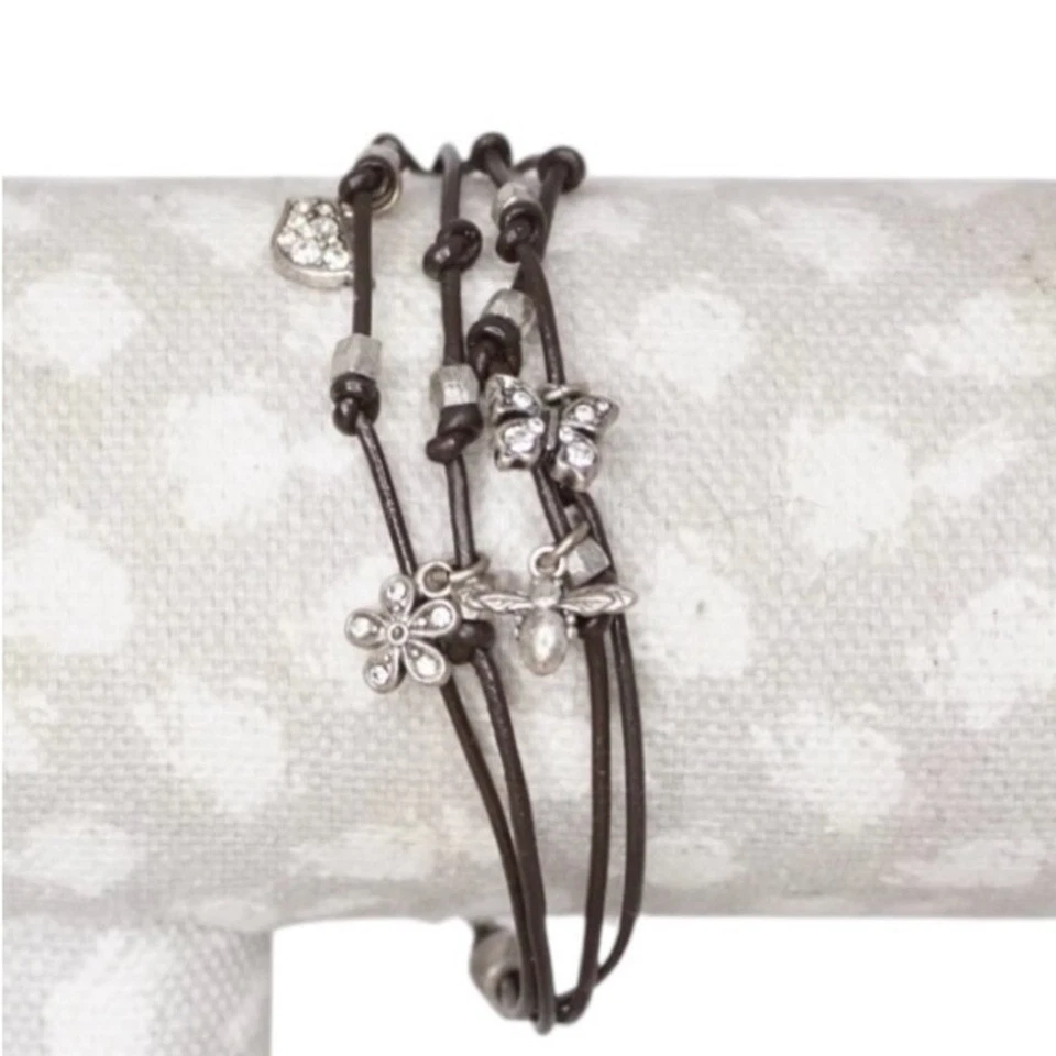 Dijes de plata fósil en pulseras negras y verdes azuladas Foto 4 de 4