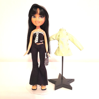 Bratz Flashback Fever Jade Puppe + Kleidung Schuhe Handtasche, Ständer, Mantel, Hut