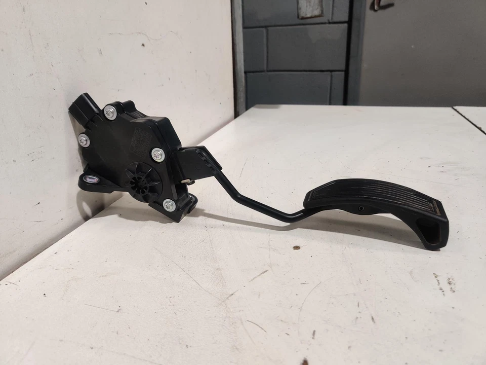 Toyota Prius Accelerator Pedal ZVW30 07/2009-12/2015 - image 2 of 4