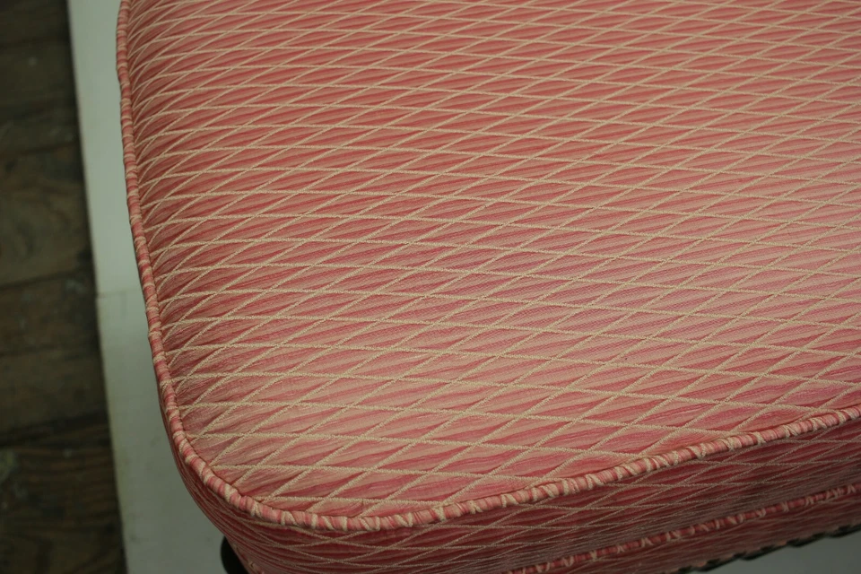 可爱的雕刻窗。 卧室。 粉色内饰长凳 1930 — 第 3/4 张图片