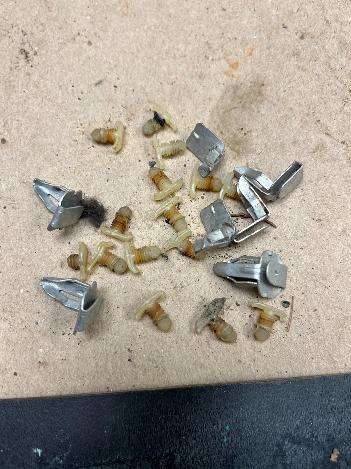 CHEVROLET GM FORD DODGE VINTAGE AÑOS 60 PANEL DE PUERTA TARJETA Y CLIPS DE TIRA DE CLIMA OEM Foto 2 de 4