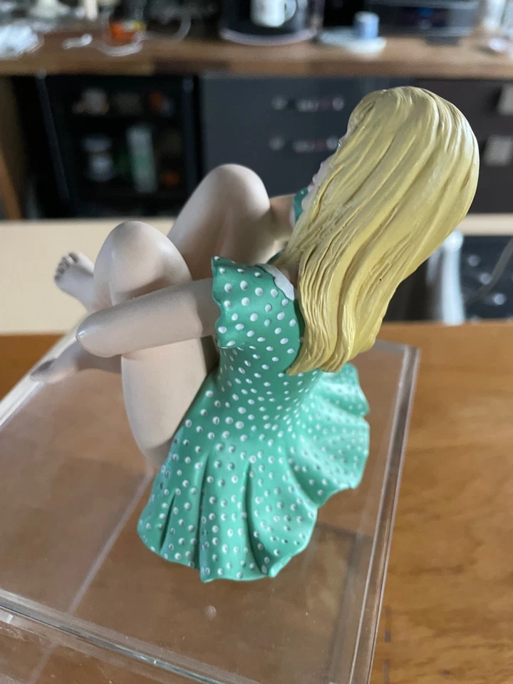 FIGURINE PIN UP DEMONS ET MERVEILLES CALLI 8.50 X 11 X 13 cm - Photo 2/4