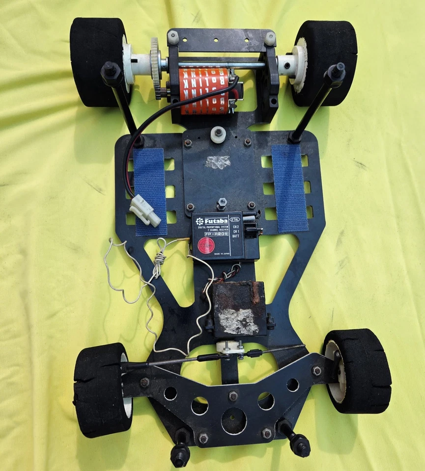 BOLINK ELIMINATOR AND FUTABA RC CAR CHASIS WHIT SHELL FOR PARTS VINTAGE 80'S - Image 2 of 4