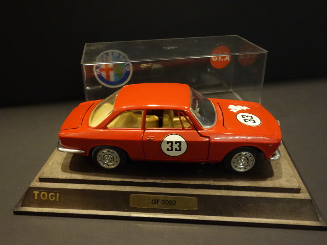TOGI 1 23° Diecast Alfa Romeo 2000 Gta 1965 + Showcase Box TOGI 1 23° Diecast Alfa Romeo 2000 Gta 1965 + Showcase Box