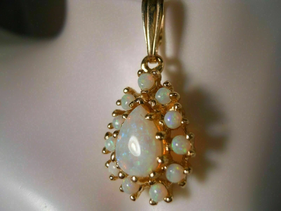 Colgante con acabado de oro amarillo de 14 quilates con forma de gota de ópalo de fuego simulado corte pera de 2,50 quilates Foto 4 de 4
