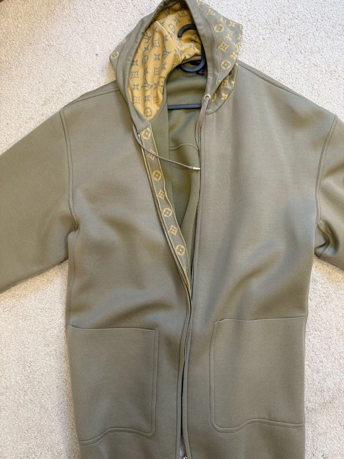 LOUIS VUITTON（LV） Cappotto Louis Vuitton con cappuccio e zip nuovo unisex taglie forti small. Nuova aggiunta.