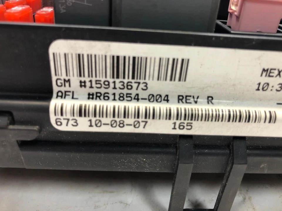 Chevrolet HHR 2008 caja de fusibles de motor debajo del capó relé unión coincidente OEM 15913673 Foto 3 de 4
