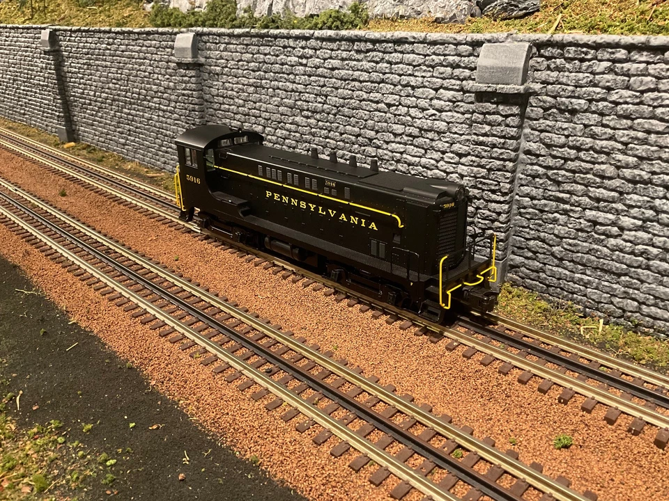 Weaver 1557LP O Scale Pennsylvania Railroad VO-1000 Diesel w/TMCC & Sound - Image 2 of 4