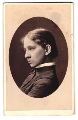 Fotografie J. W. Ramsden, Leeds, Park Lane 21, Profil einer nachdenklichen Frau 