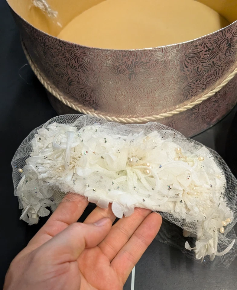 ⭐ Vintage Niñas Mujer Blanco Boda Velo Sombrero Película Utilería CAJA Negro Clover Lane Foto 2 de 4