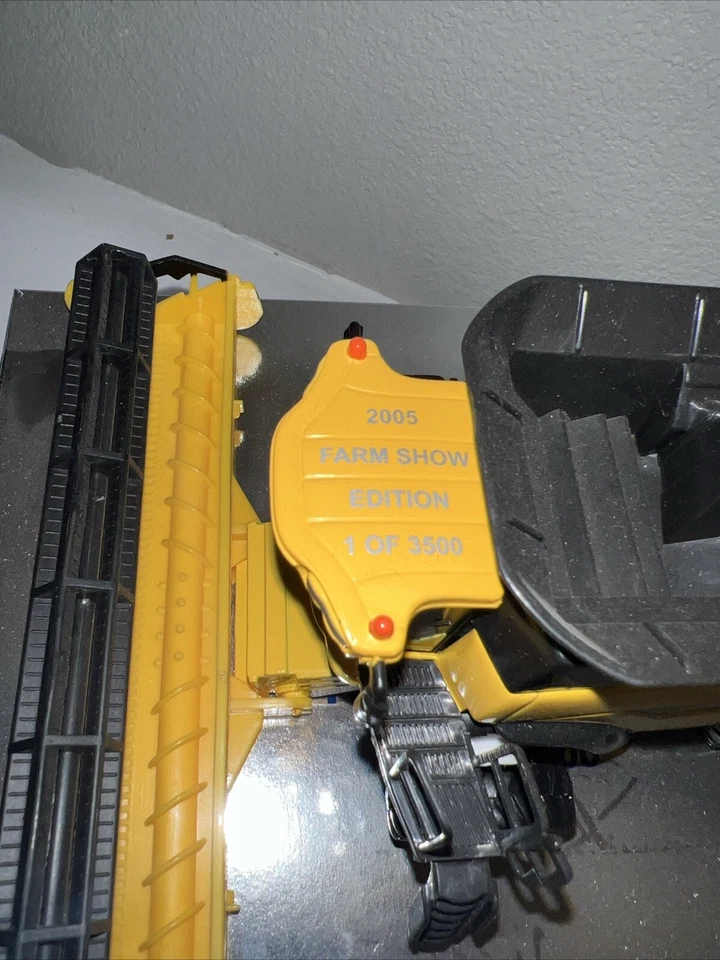 ERTL 13693A New Holland CR970 Twin Rotor Combine 2005 Farm Show 1/64 1 Of 3500 - Image 2 of 4