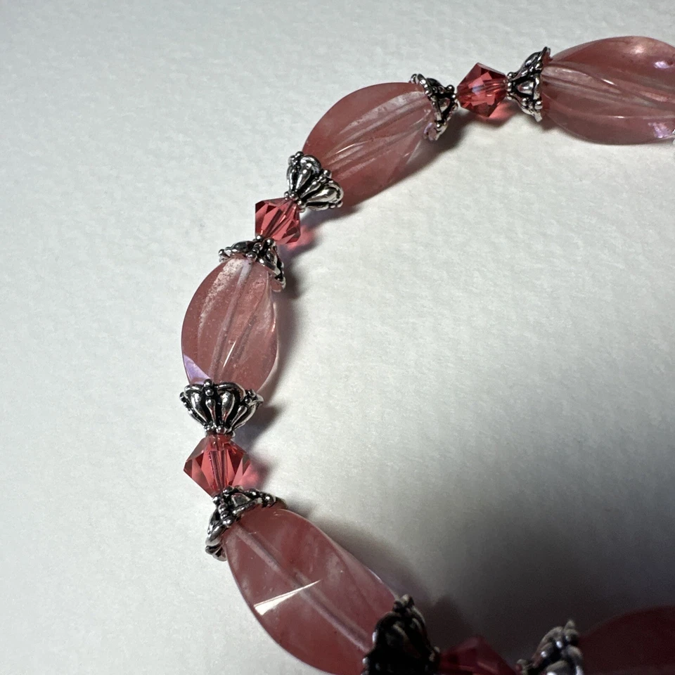 Pulsera hecha con cuarzo fresa y cuentas de Swarovski.   Foto 2 de 3
