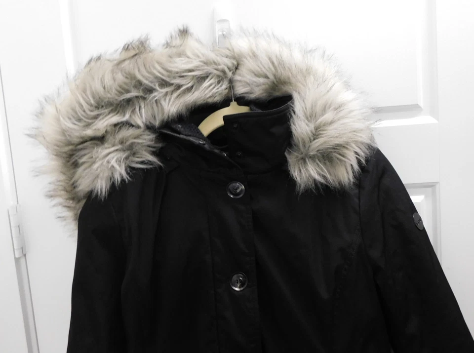 Abrigo de invierno parka con capucha de piel negra Kensie para mujer talla pequeña Foto 2 de 4