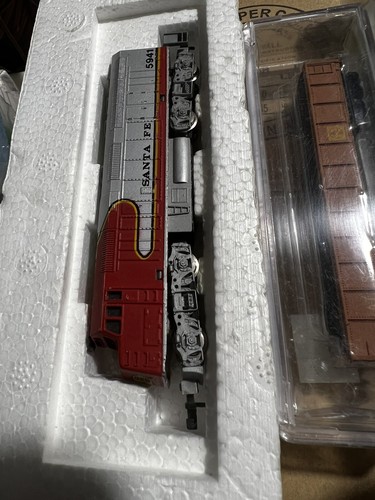 MODEL POWER 7544 SANTA FE 5941 LOCOMOTIVE F40 PH Nscale Train Set Tested Runs - Picture 2 of 9