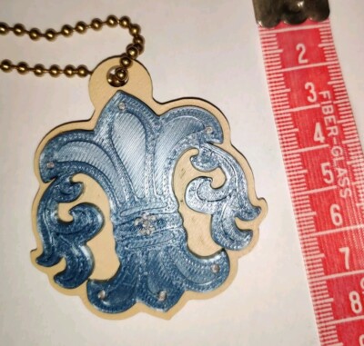 Limitierte Auflage Chrom Herzen Schlüsselanhänger Bagtag Gold Messing Effekt Kette blau auf hellbraun Kunststoff