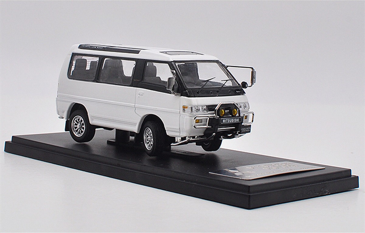 1/43 Scale Mitsubishi Delica Star Wagon 4WD 1990-1999 White
