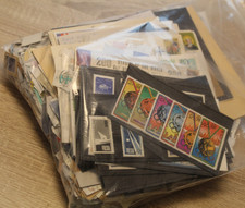 Briefmarken im Beutel - teils auf Steckkarten - viel Kiloware