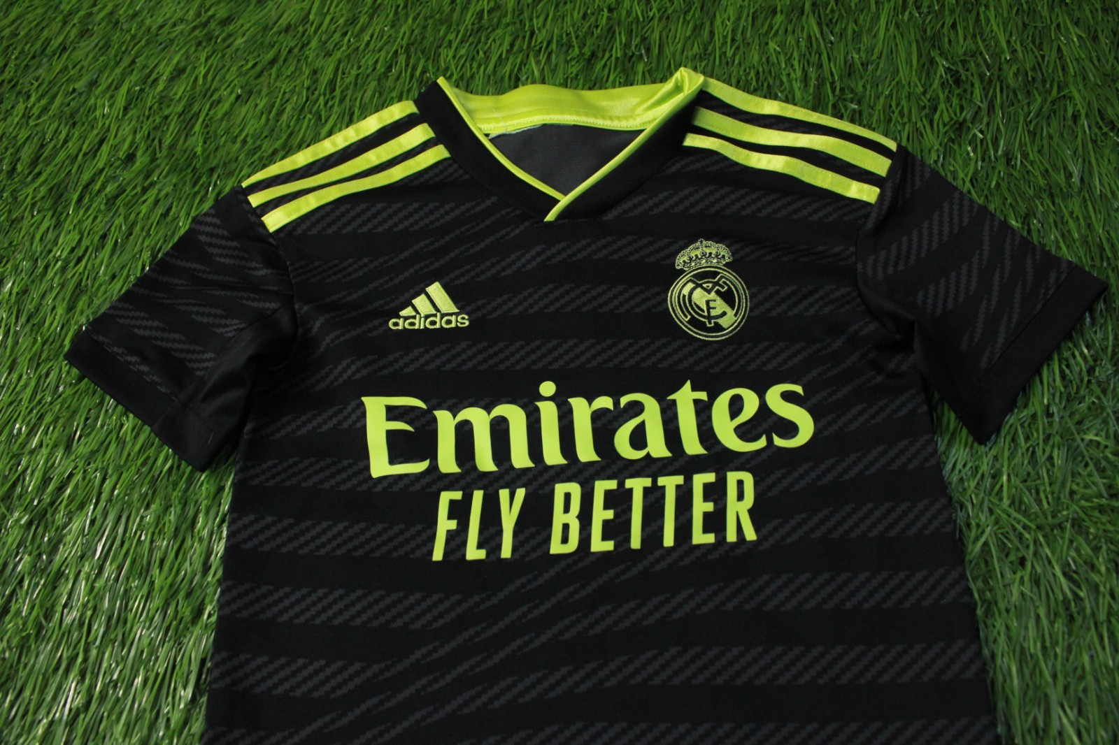 REAL MADRID 2022-2023 FOOTBALL KIT SHIRT JERSEY AND SHORTS THIRD ADIDAS YOUNG XS thumbnail 3