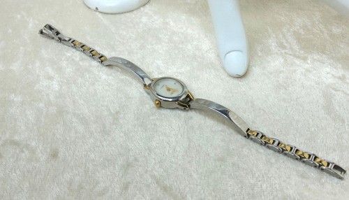 Reloj Timex Indiglo vintage para mujer tono plata tono dorado correa delgada P8 - Imagen 6 de 8