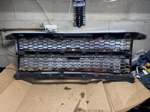 2017 - 2019 17-19 Chevrolet Silverado HD Grille Grill Chrome LTZ 84580506 NICE - Picture 5 of 10