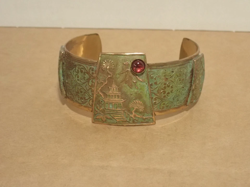 Brazalete pagoda latón macizo pátina Elaine Coyne Verdigris con granate Foto 3 de 4