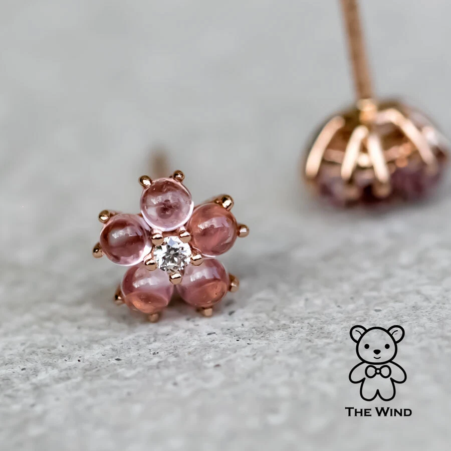 Aretes de diamantes de zafiro rosa con flor de ciruela Sakura de oro rosa de 18 k Foto 2 de 4