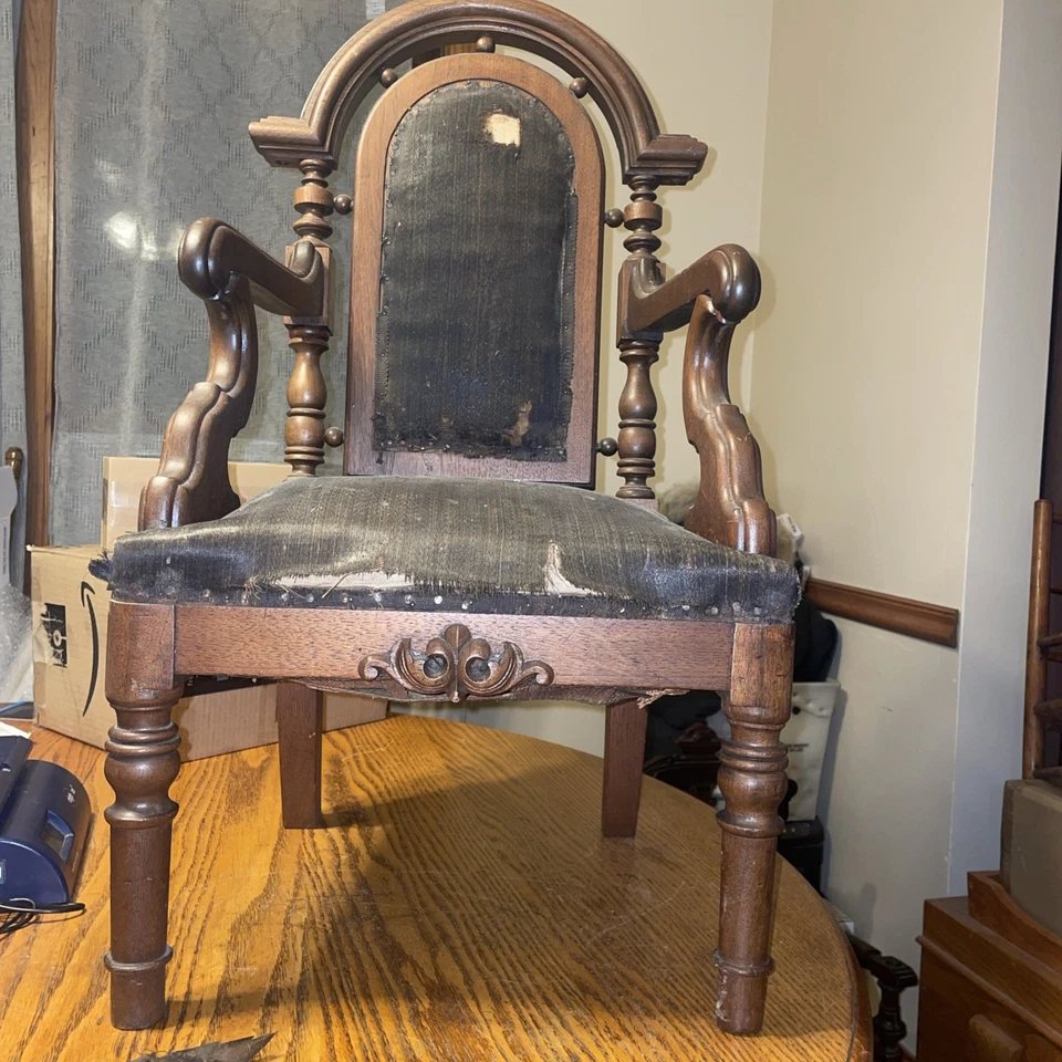 Silla victoriana antigua para niños o jóvenes tapizada respaldo y asiento Foto 2 de 4