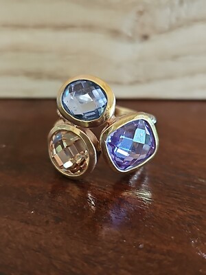 Grober goldfarbener Ring mit pastellfarbenen facettierten Edelsteinen / Kristallen