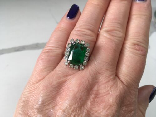 Christian Dior 1970s Vintage Rectangle Emerald Green Cocktail Halo Ring adjustab