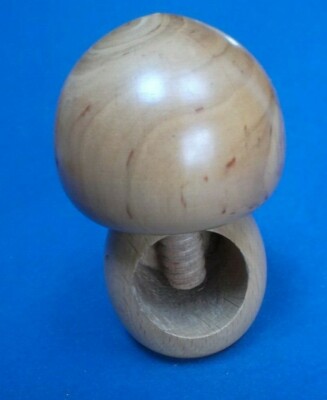 Baumholz Nussknacker in Pilzform modern 10,4 cm hoch