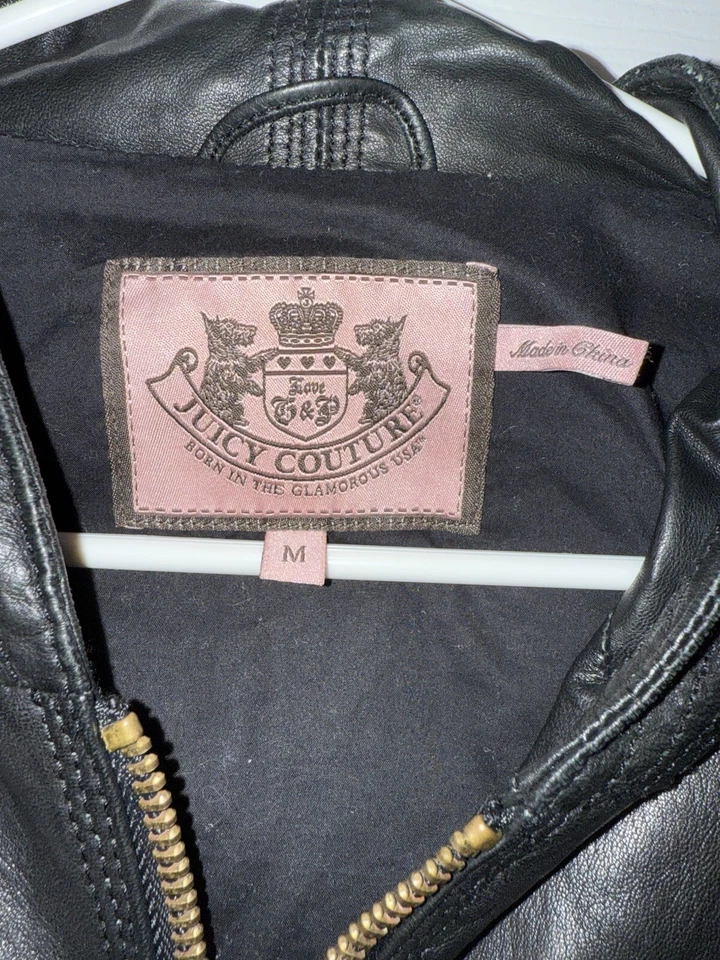 Chaqueta Juicy Couture para mujer negra de imitación de cuero talla M con capucha detalles dorados Foto 4 de 4
