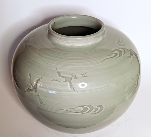 Large Vintage Korean Celadon Pottery Vase Incised Cranes in Flight. Signed. - Picture 11 of 14