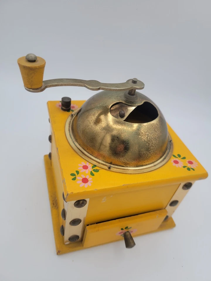 Старинная винтажная шведская кофемолка в народном искусстве желтая с цветочным рисунком металл дерево - Изображение 2 из 4