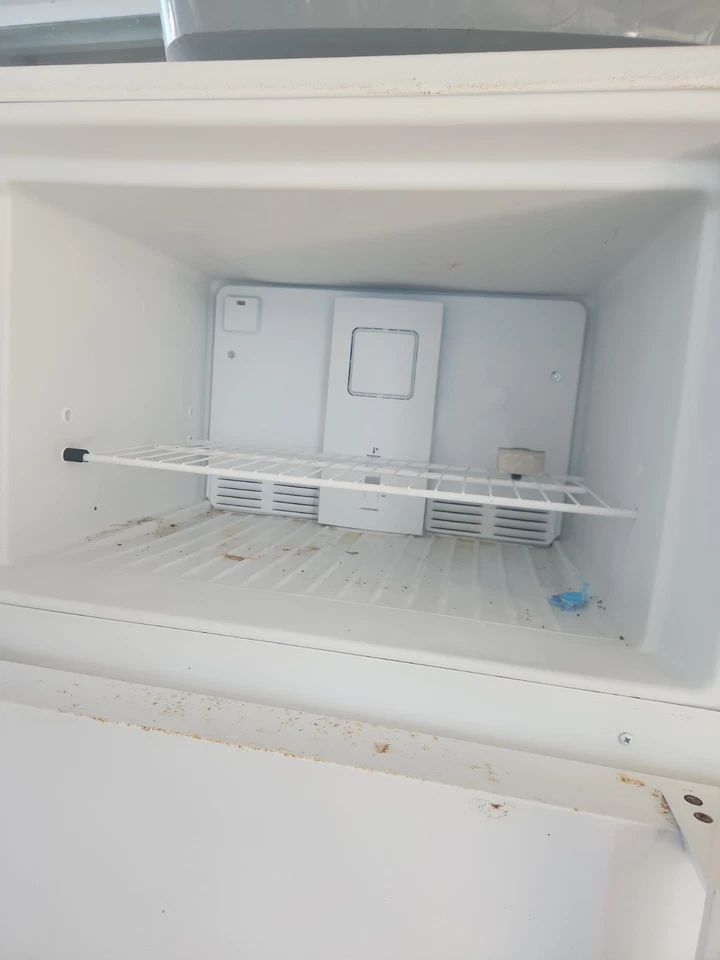 Frigidaire Refrigerator 18 cu ft – Works Great – - Image 2 of 4
